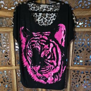 🌟 Free Kisses Black and Pink Tiger Graphic Tee